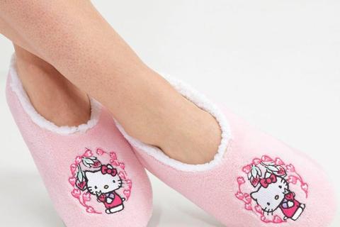 1630-hello-kitty-x-vera-bradley-cozy-life-slippers-1.jpg