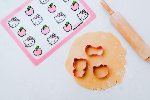 2023-hello-kitty-cookie-baking-set-1.png