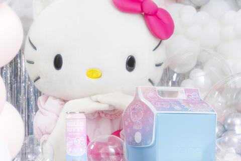 2833-hello-kitty-x-igloo-50th-anniversary-little-playmate-7-qt-cooler-1.jpg