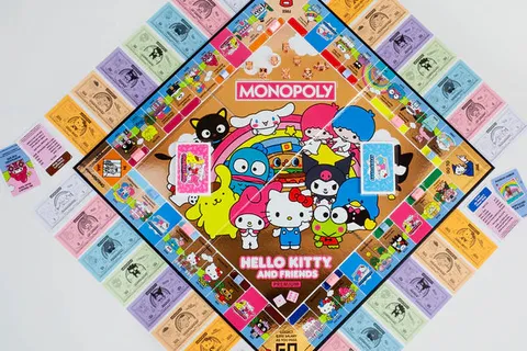 4681-hello-kitty-friends-monopoly-board-game-rose-gold-premium-edition–1.jpg