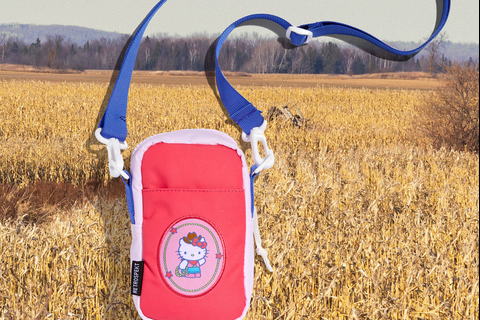 5684-hello-kitty-howdy-partner-35mm-camera-bag-1.png