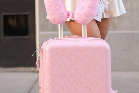 6097-hello-kitty-x-ful-22-pose-hardshell-luggage-pink–1.jpg