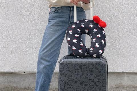 6099-hello-kitty-x-ful-22-pose-hardshell-luggage-black–1.jpg