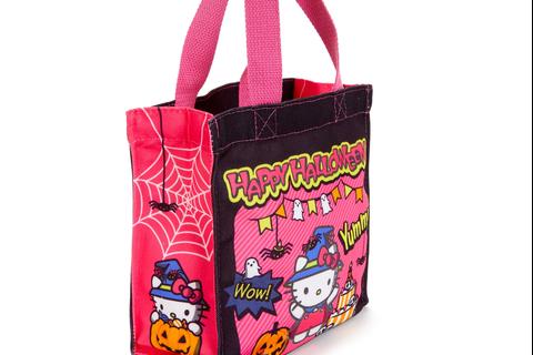 6186-hello-kitty-2024-halloween-glow-in-the-dark-treat-bag-1.jpg