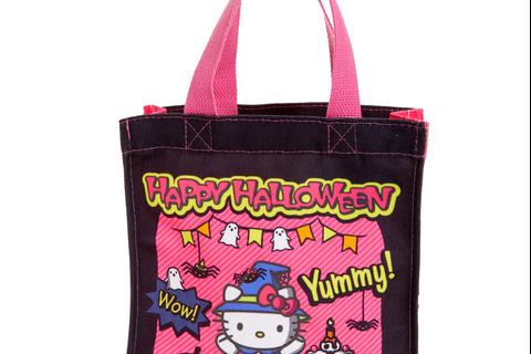 6186-hello-kitty-2024-halloween-glow-in-the-dark-treat-bag-1.jpg