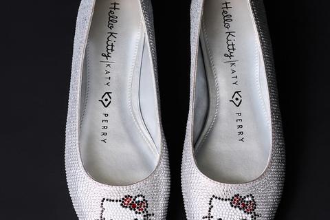 6447-hello-kitty-x-katy-perry-crystal-ballet-flat-silver–1.jpg