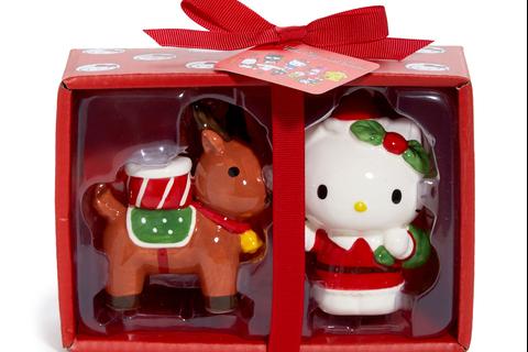 6977-hello-kitty-ceramic-holiday-salt-pepper-set-reindeer-friend–1.jpg