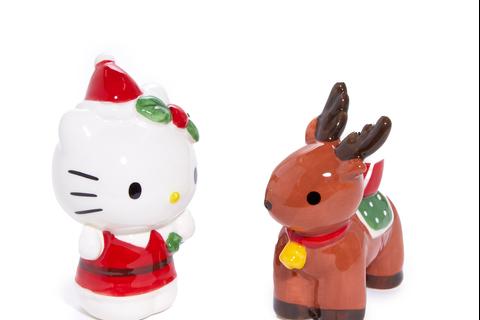 6977-hello-kitty-ceramic-holiday-salt-pepper-set-reindeer-friend–1.jpg