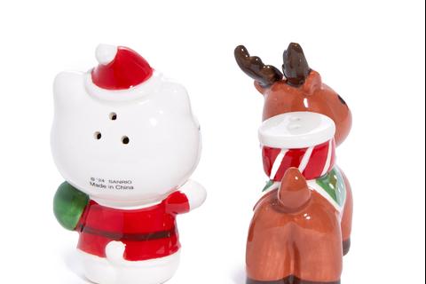 6977-hello-kitty-ceramic-holiday-salt-pepper-set-reindeer-friend–1.jpg