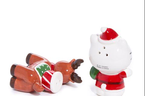 6977-hello-kitty-ceramic-holiday-salt-pepper-set-reindeer-friend–1.jpg