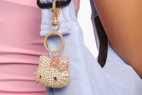 7047-hello-kitty-face-pave-3d-bling-keychain-1.webp