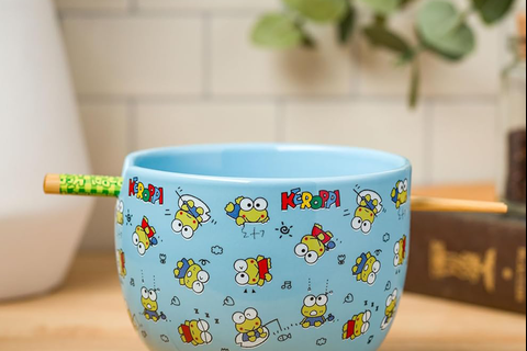 7055-keroppi-ceramic-ramen-bowl-and-chopstick-set-poses–1.png