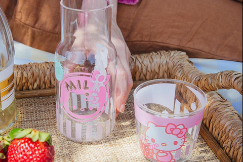 7083-hello-kitty-glass-carafe-and-cup-set-strawberry-milk–1.png