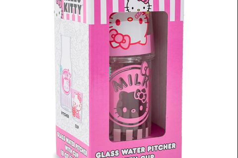 7083-hello-kitty-glass-carafe-and-cup-set-strawberry-milk–1.png