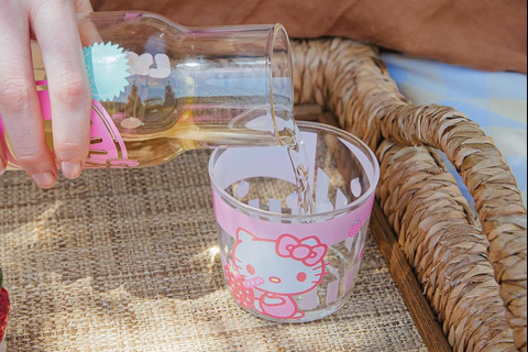 7083-hello-kitty-glass-carafe-and-cup-set-strawberry-milk–1.png