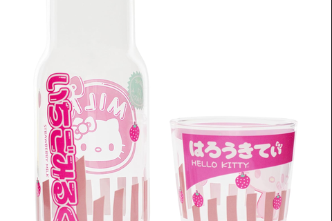 7083-hello-kitty-glass-carafe-and-cup-set-strawberry-milk–1.png