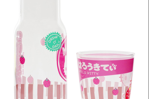 7083-hello-kitty-glass-carafe-and-cup-set-strawberry-milk–1.png