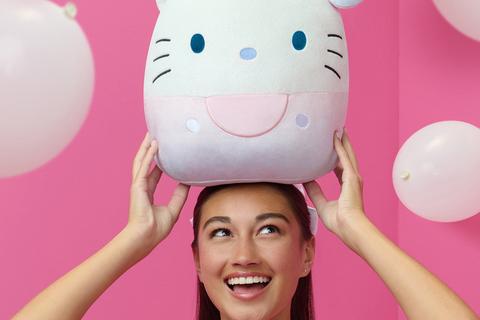 7324-hello-kitty-50th-anniversary-12-sparkle-gradient-squishmallows-1.jpg