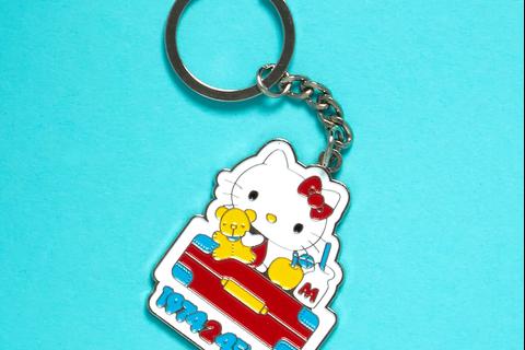 960-hello-kitty-friends-around-the-world-45th-anniversary-enamel-keychain-1.jpg